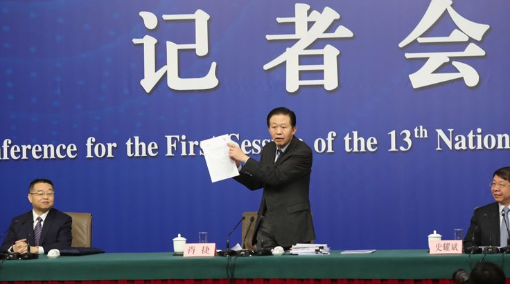 驻冰岛大使金志坚参观《冰岛评论》杂志