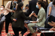 驻冰岛大使金志坚会见冰岛卫生局局长