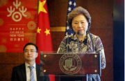 驻冰岛大使金志坚向总统府秘书长递交了致冰总统的贺信